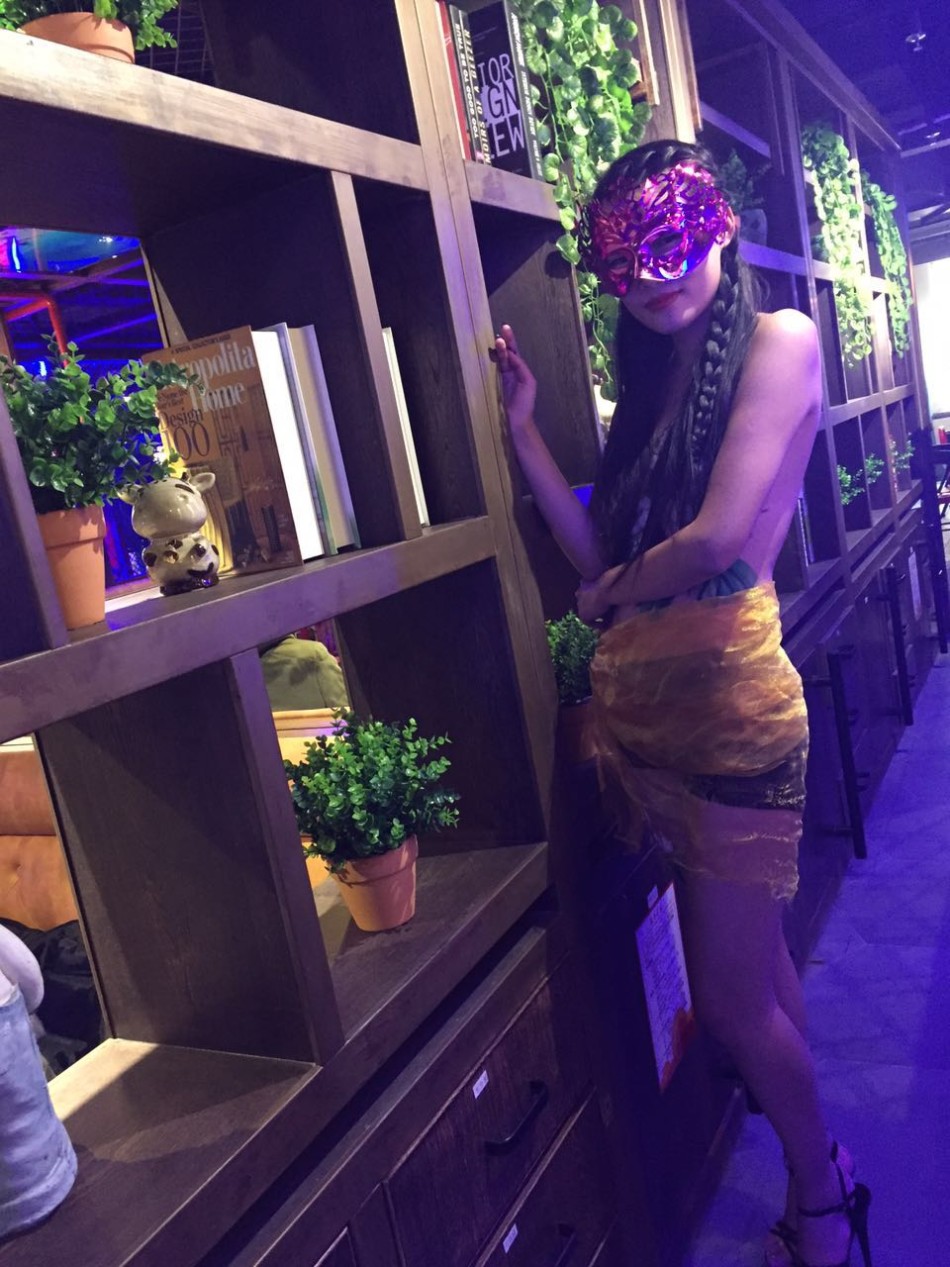 穿内衣上菜_美女只穿内衣(2)