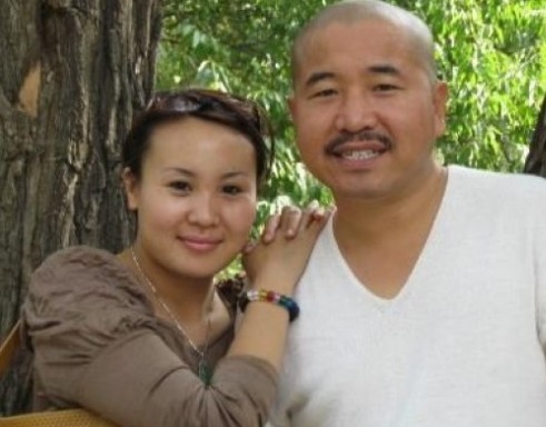 王小利和现任妻子李琳是夫妻档,两人因二人转结识相爱后结婚,并育有一