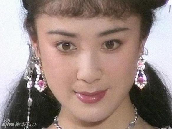 演员傅艺伟1990年凭借《封神榜》中的苏妲己成名,旧照美艳.