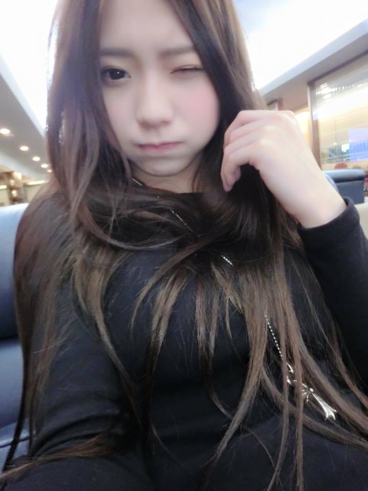 石姗妹颜值与身材双双爆表,听说高中时就有d罩杯了.