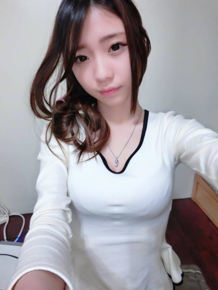 石姗妹颜值与身材双双爆表,听说高中时就有d罩杯了.