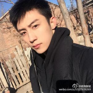 丹东帅小伙黄景瑜惹网友舔屏 没有偶像包袱