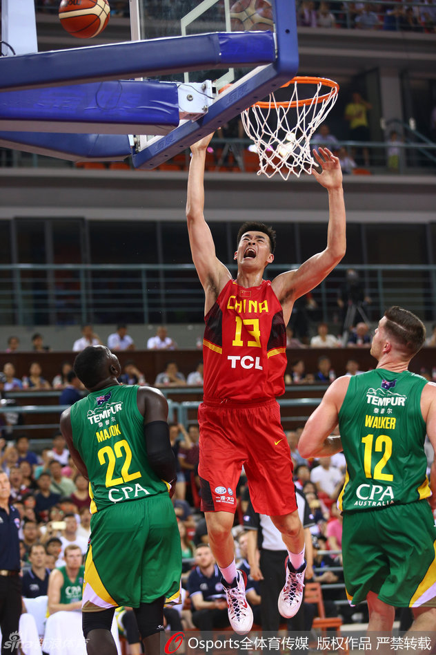 男篮红队胜澳联队图片