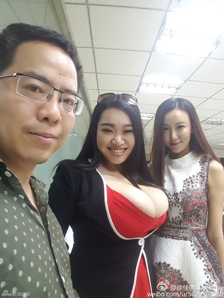 女粉丝与小沈阳合影 大胸抢镜