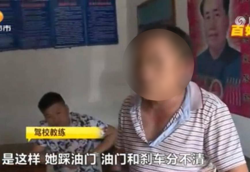 门,油门和刹车分不清,我手伸过去,说这是刹车,这是油门,不要