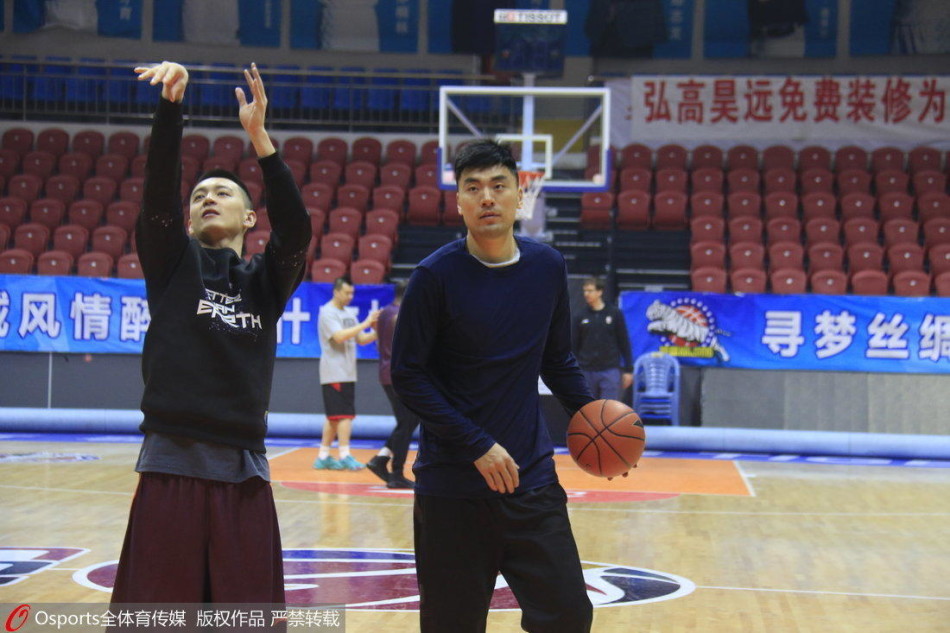 辽篮抵达客场备战半决赛 李晓旭跟队训练