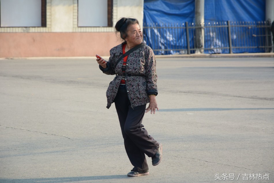 广场舞现表情最嗨东北大妈 一跳舞就引围观
