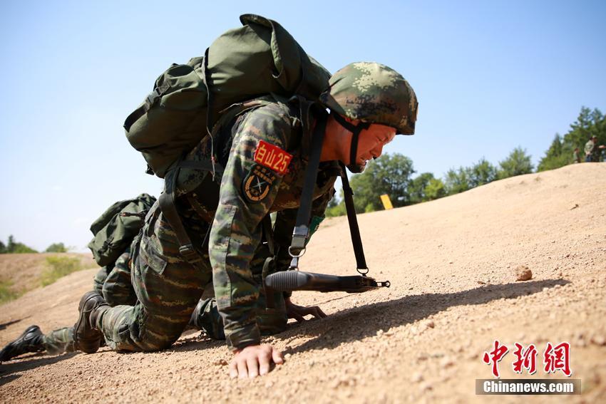 东北武警高温下野外魔鬼训练