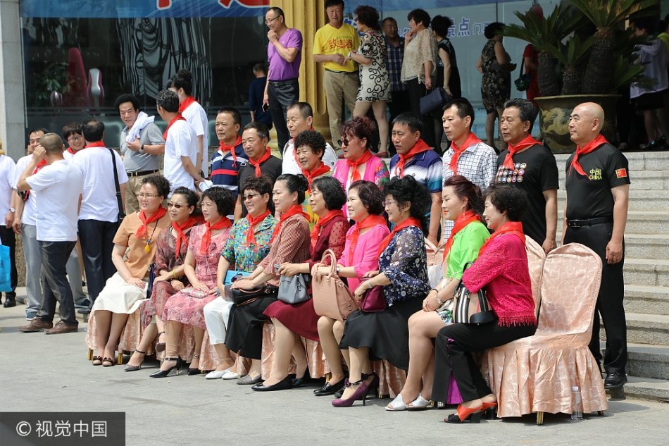 辽宁丹东大叔大妈40年后再聚会 拍合照致青春