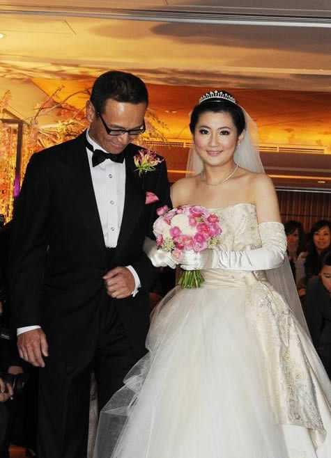 selina裸妆出席婚宴 很美很幸福