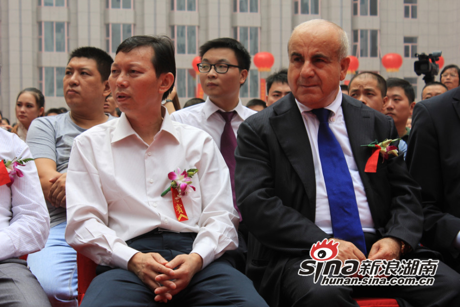 万家丽董事长_万家灯火图片(2)
