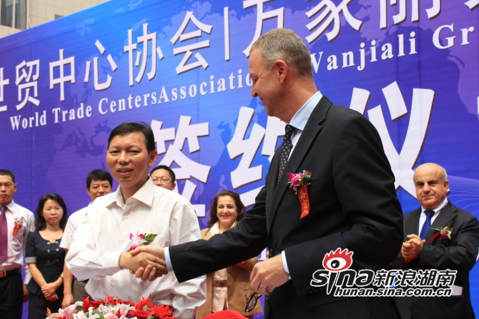 万家丽董事长_万家灯火图片(2)