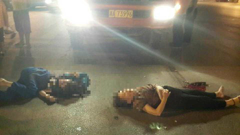 市民祭奠死亡女生.图片来源于微博