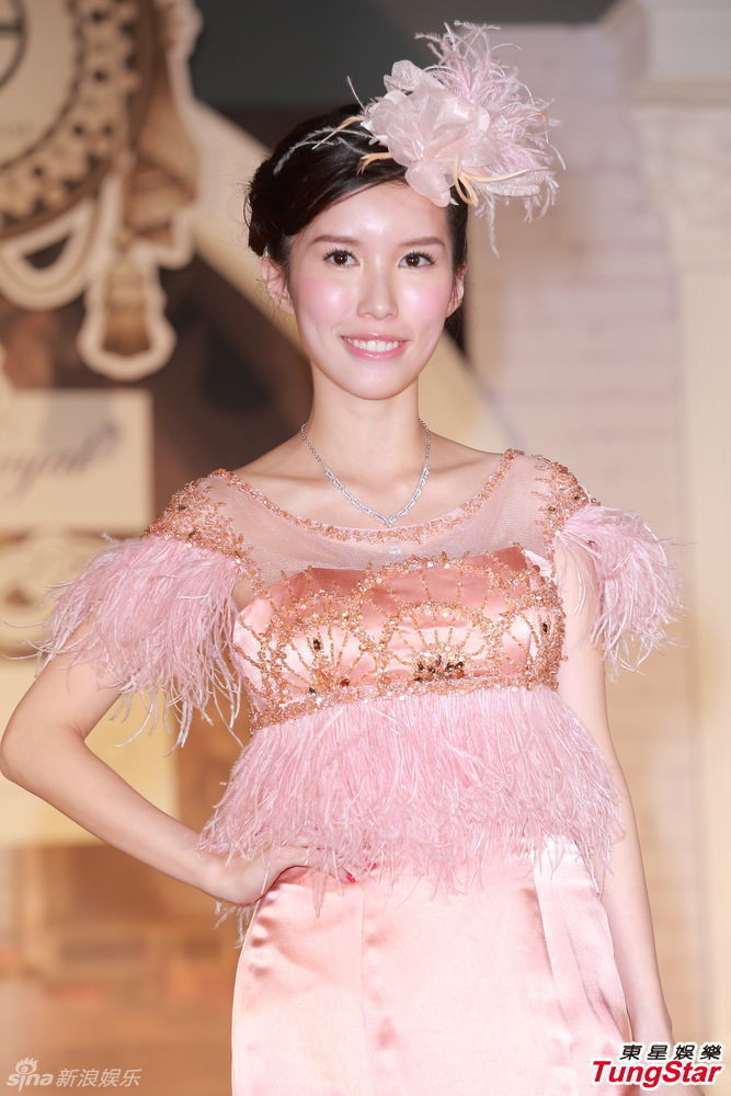 胸下垂穿婚纱_鞠婧祎穿婚纱的照片(3)