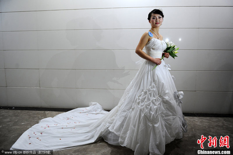 婚纱缠灯泡_灯泡卡通图片