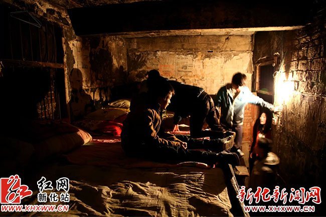 新化一中学宿舍堪比"窑洞"