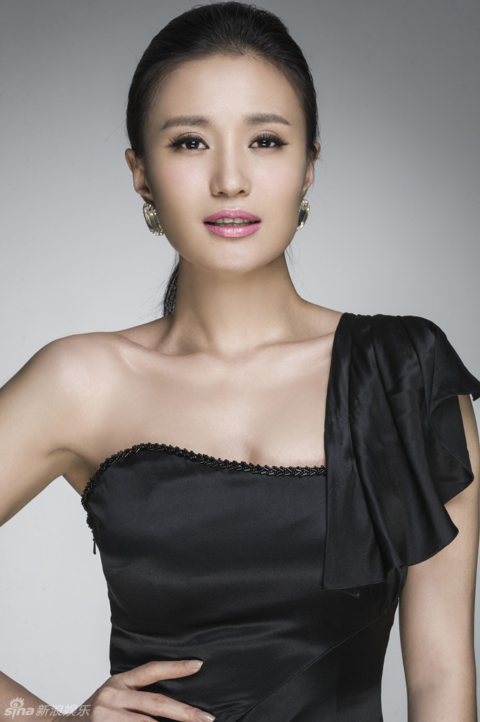 万美汐长裙优雅出镜 性感魅惑变女神范