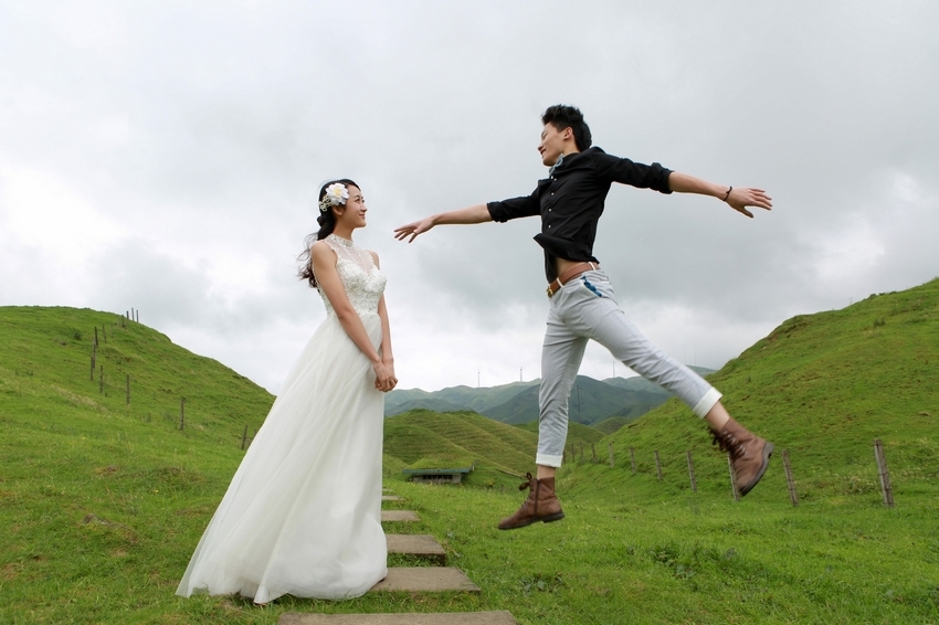穿上婚纱去草原歌曲_草原手机壁纸