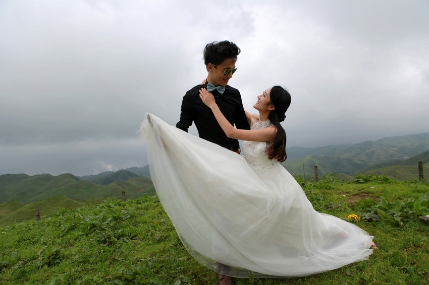穿上婚纱去草原歌曲_草原手机壁纸