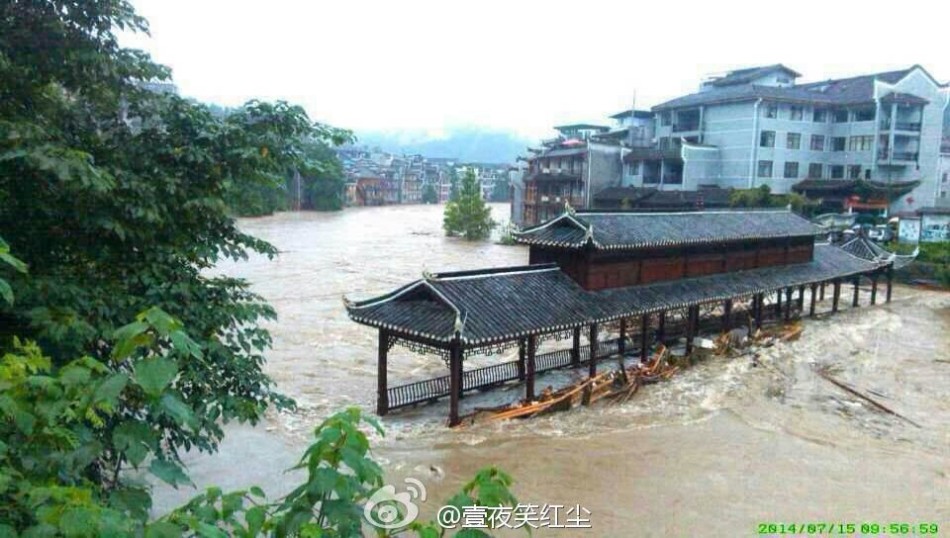 网友直击：凤凰古城风雨桥被洪水冲走