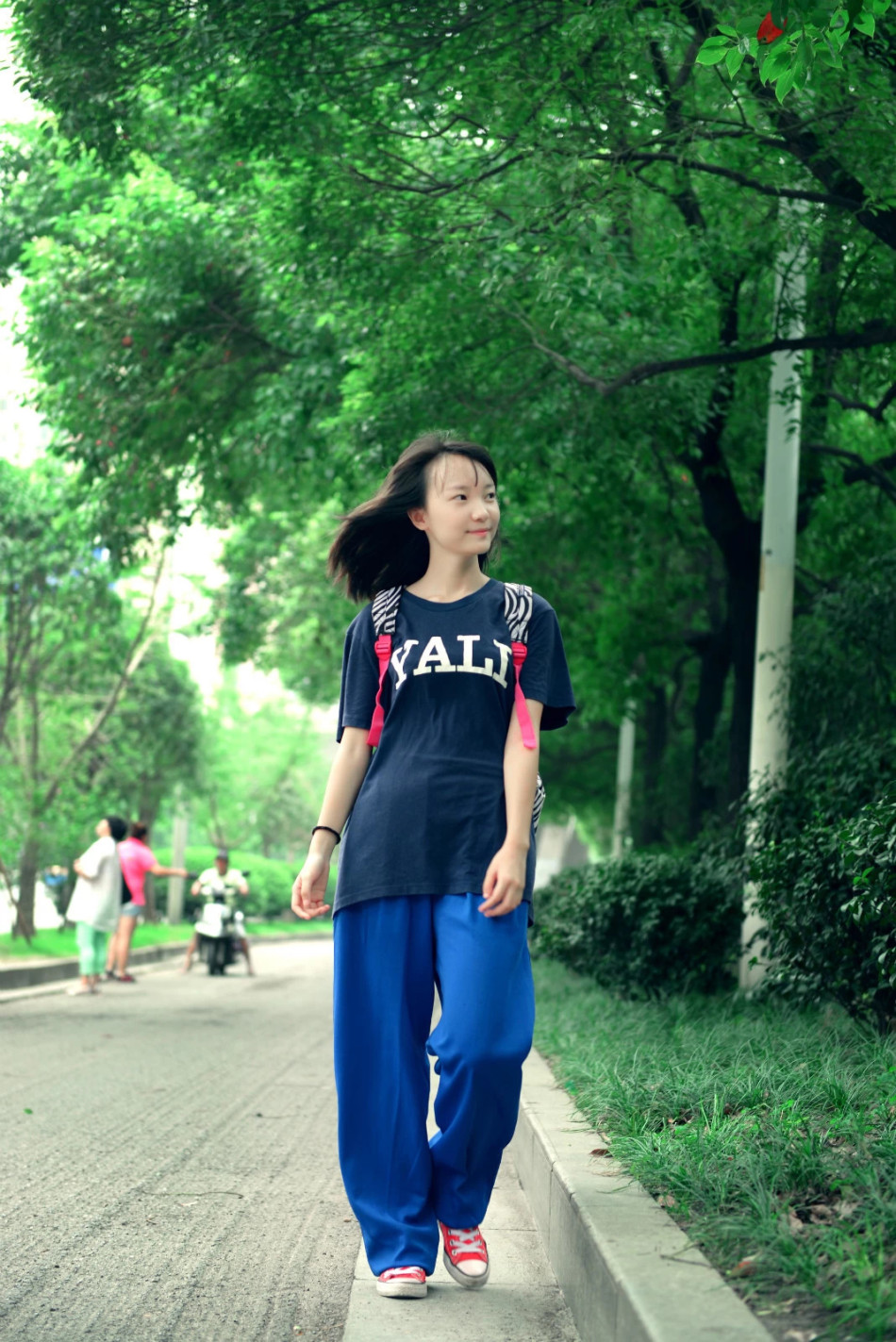 女生着雅礼校服走红 被赞长沙最美校服女神