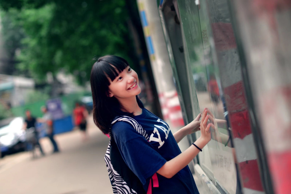 女生着雅礼校服走红 被赞长沙最美校服女神