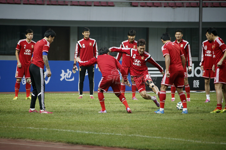 .0月13晚,与泰国比赛完后返回长沙的中国国家