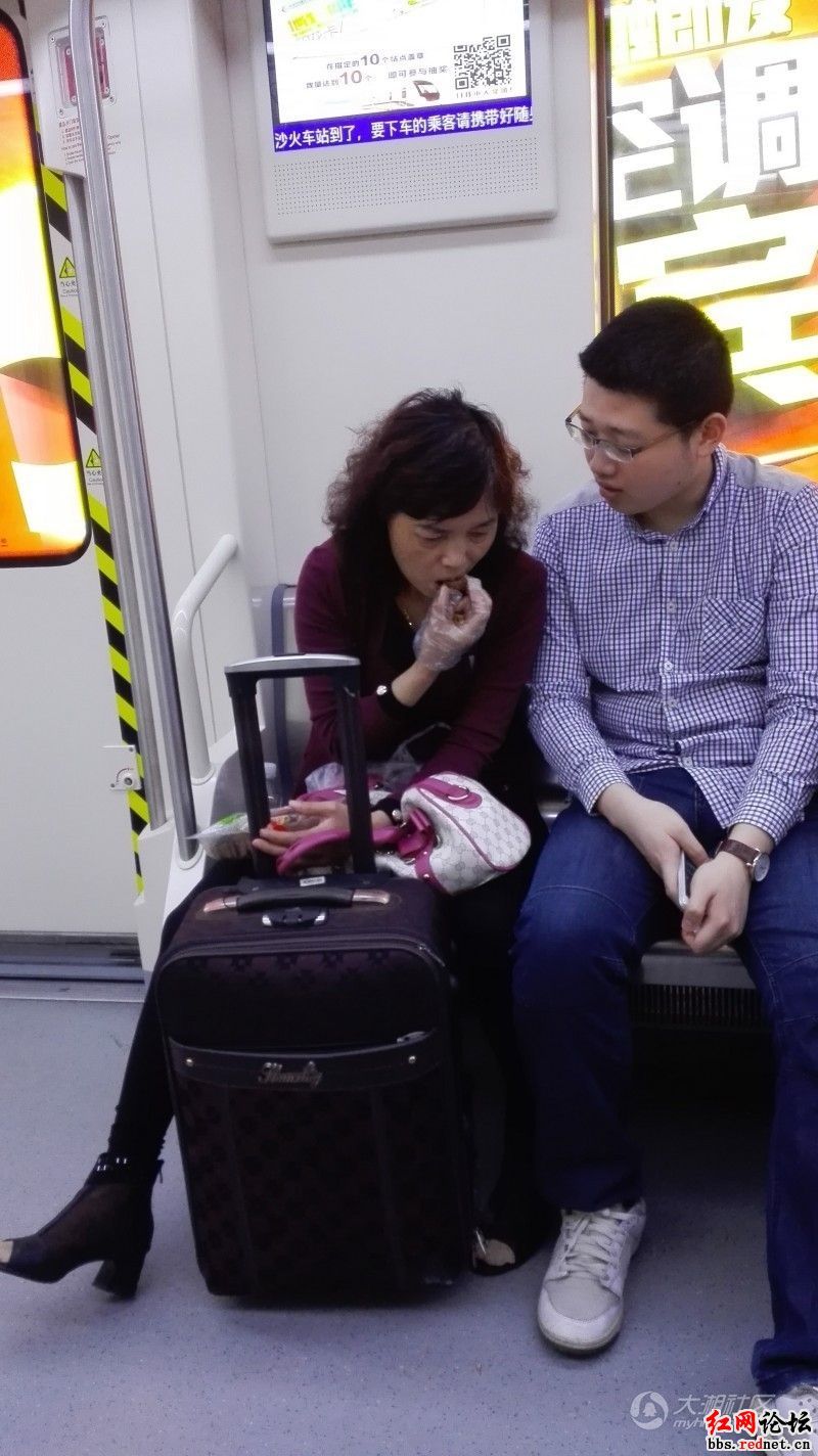 午后的阳光,诱人的擦嘴mm 摆渡街拍网图片