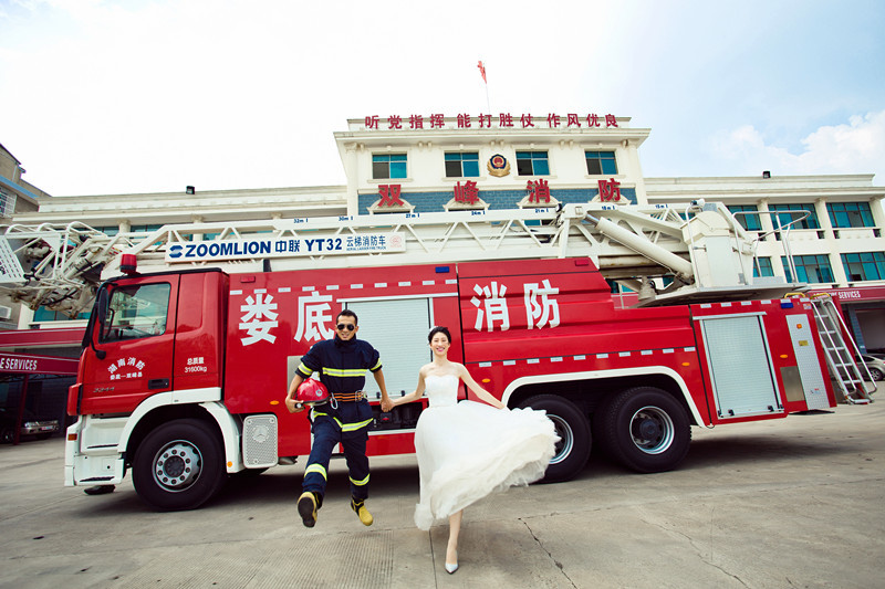 消防车婚纱照_消防车卡通图片