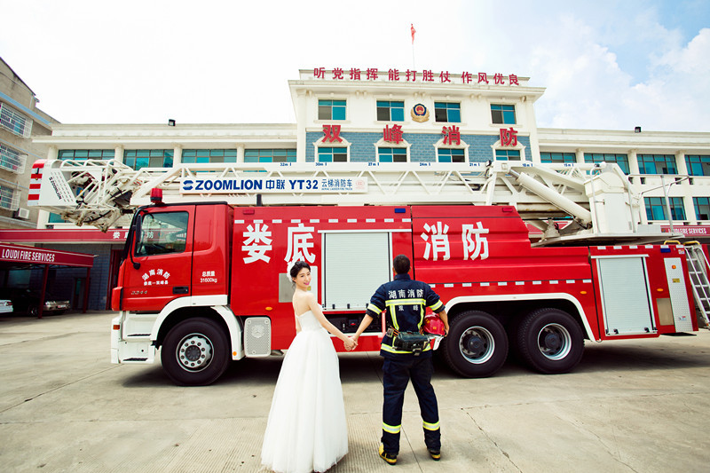 消防车婚纱照_消防车卡通图片