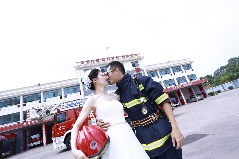 消防员的婚纱照_消防员婚纱照图片大全(3)