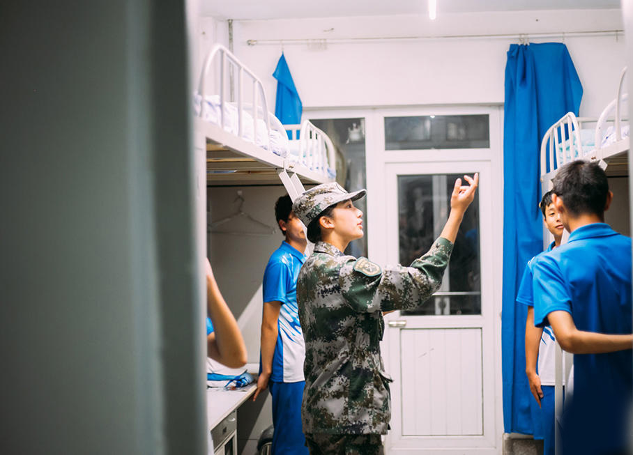 大学军训要求女生一定要把前面的头发梳得光光