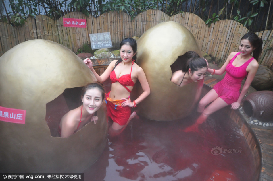 迎新年财运 比基尼美女温泉玩“金蛋”