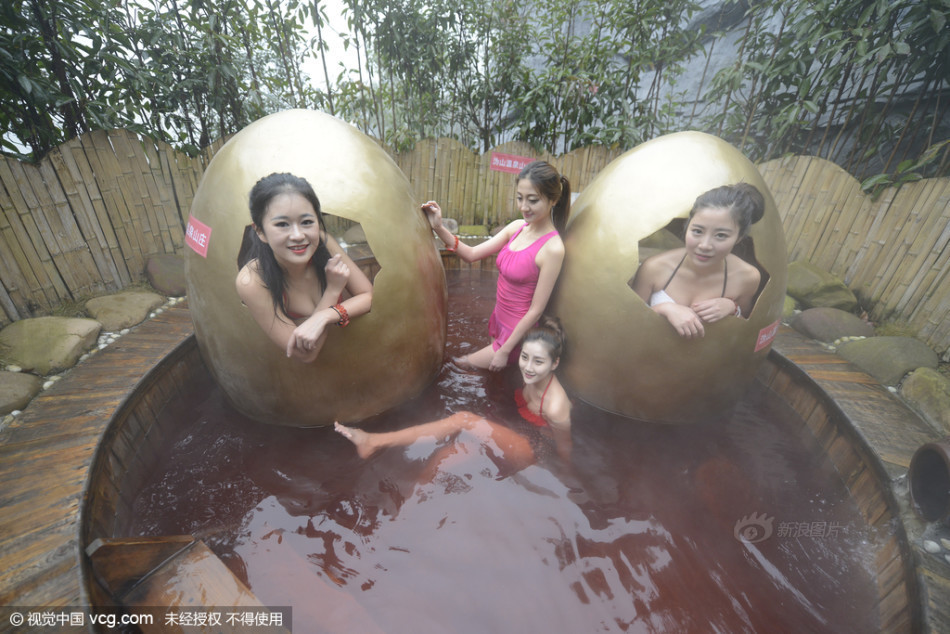 迎新年财运 比基尼美女温泉玩“金蛋”