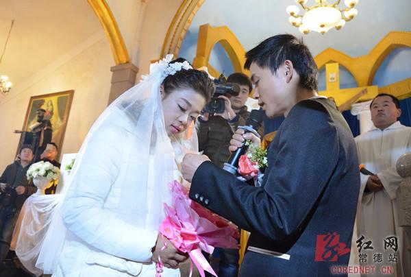 湖南汉寿县尿毒症女孩张燕和男孩李军结婚 众人筹办婚礼