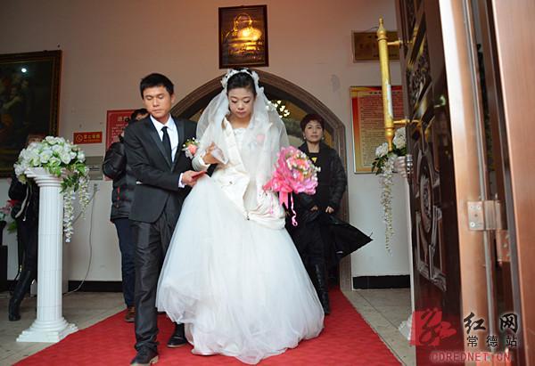 湖南汉寿县尿毒症女孩张燕和男孩李军结婚 众人筹办婚礼