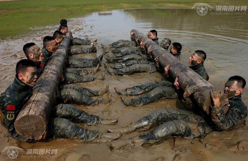 别追宋仲基了,看看中国兵哥哥!衡阳武警特战队员在进行魔鬼训练.
