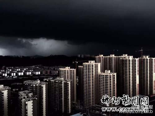 湖南突降冰雹大如鸡蛋 白天似黑夜