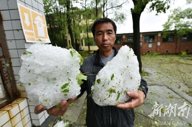 湖南突降冰雹大如鸡蛋 白天似黑夜