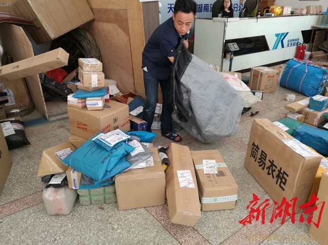 京东快递员收入_上海送快递收入