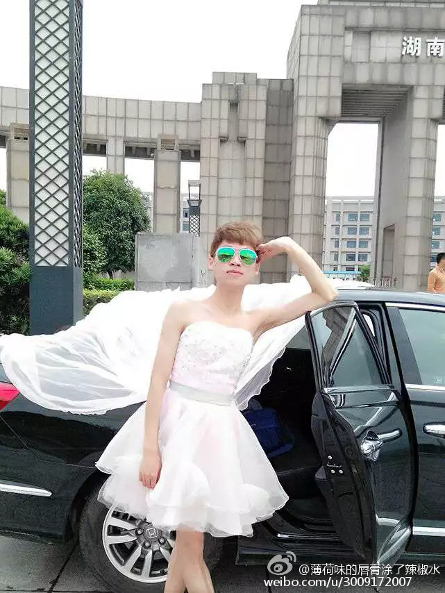 穿婚纱大反串视频_反串婚纱(2)