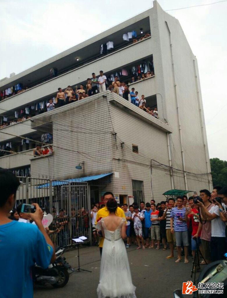 1 13 今天18时30分许,湖南文理学院一女老师穿婚纱向一男生高调