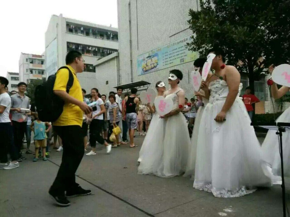男子穿婚纱向男子求婚_50岁大爷穿婚纱求婚(3)