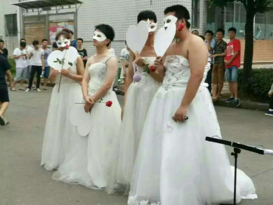 女穿婚纱求婚_美女穿婚纱现场求婚