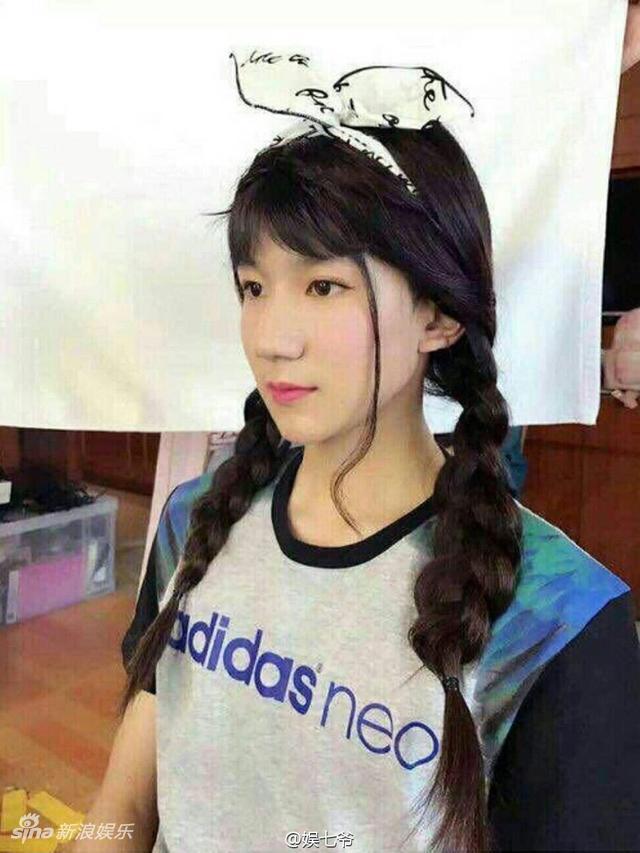 易烊千玺女装自拍比耶超可爱