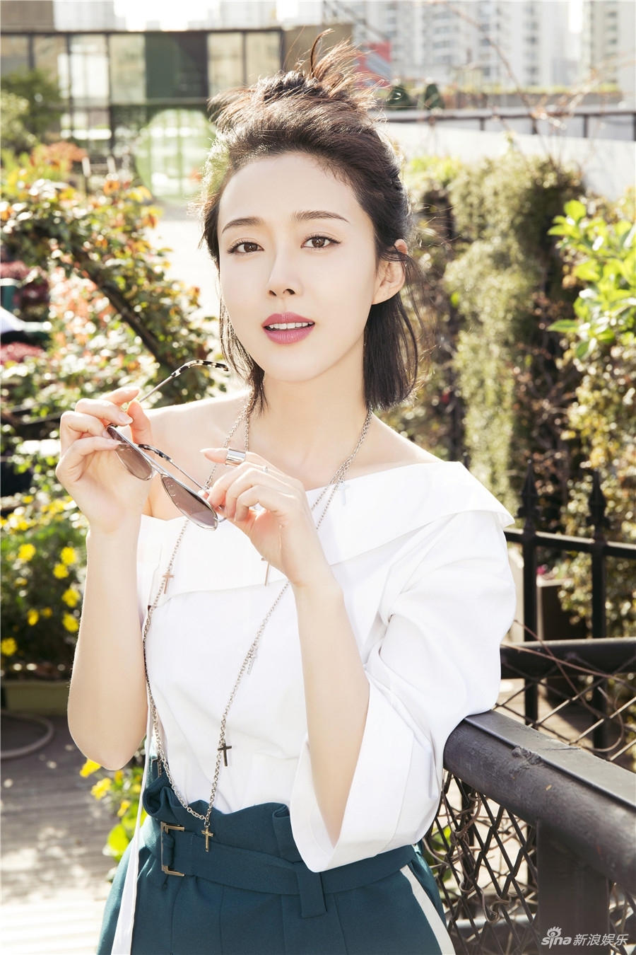 美女颜丹晨甜笑斜露香肩 写真清爽动人