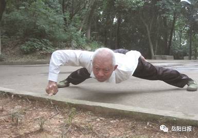 岳阳老人一指禅惊呆众人 曾卧床不起