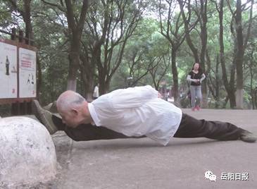 2015年,他荣获湖南省第三届武术大赛老年组地方拳第一名,并被授予武术
