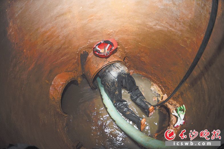 城市"血管"清道夫 管道清淤工人辛劳换畅通