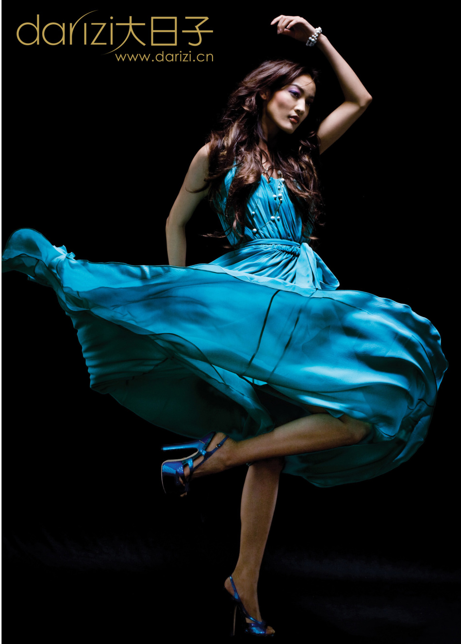 蓝色丝绸礼服 hk$29,090 (escada) 蓝色高跟鞋